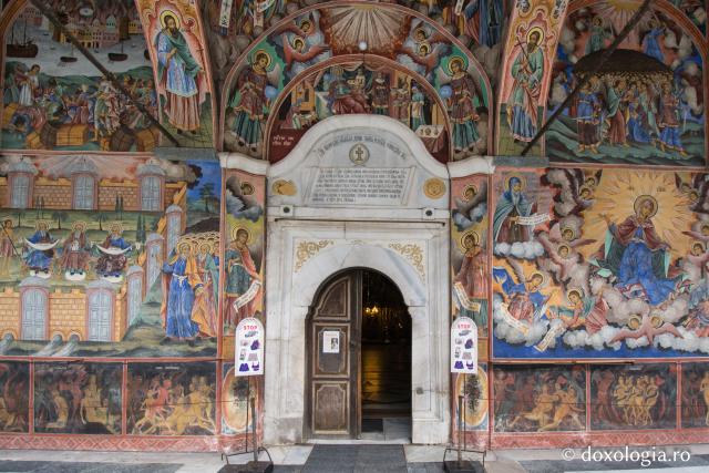 Pictura a fost realizată între anii 1840-1848, de către Zaharia Zografu, împreună cu o echipă de pictori aparţinând şcolii de Samokov. / Foto: Pr. Silviu Cluci Pictura Mănăstirii Rila – Bulgaria
