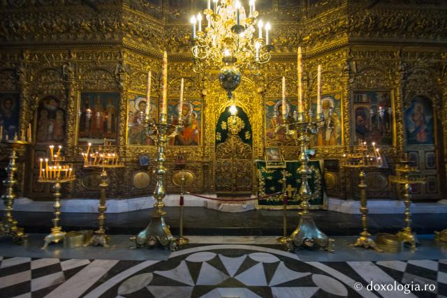 Iconostasul central a fost lucrat între anii 1839 şi 1842 de un grup de sculptori conduşi de Atanas Teladour. / Foto: Pr. Silviu Cluci Iconostasul central de la Mănăstirea Rila – Bulgaria