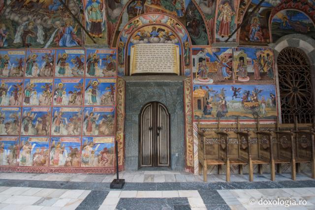 Potrivit unei legende locale, primul aşezământ monastic din acest loc a fost întemeiat de însuşi Sfântul Ioan de Rila, însă acest lucru nu poate fi dovedit istoric sau documentar. / Foto: Pr. Silviu Cluci Pictura Mănăstirii Rila – Bulgaria