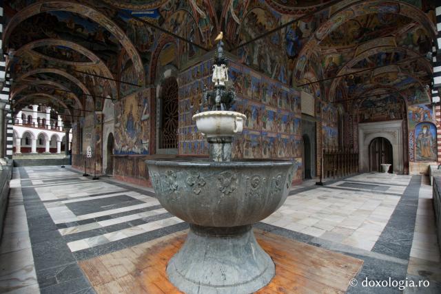 Mănăstirea Rila se dezvoltă imediat după moartea şi răspândirea cultului Sfântului Ioan de Rila († 946). / Foto: Pr. Silviu Cluci Mănăstirea Rila – Bulgaria