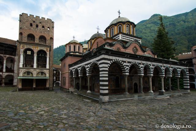 Complexul monahal de la Rila, cu tot ceea ce îl alcătuieşte, acoperă o suprafaţă de aproximativ 8.800 de metri pătraţi. / Foto: Pr. Silviu Cluci Complexul monahal de la Rila