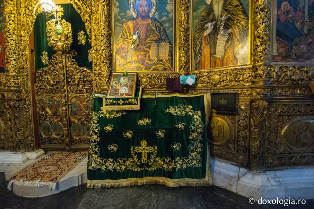 În faţa icoanei împărăteşti a Mântuitorului se află racla cu moaştele Sfântului Ioan de Rila. / Foto: Pr. Silviu Cluci racla cu moaştele Sfântului Ioan de Rila
