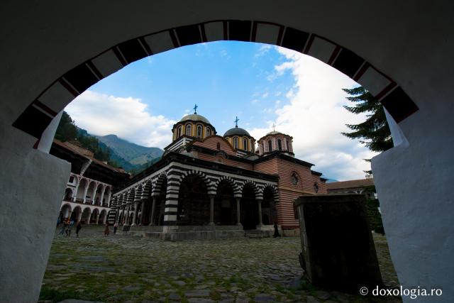 Odată cu Eliberarea Bulgariei (1878), Mănăstirea Rila a pierdut din importanţa iniţială, nemaifiind văzută ca un loc central al ţării, ci doar ca un semnificativ lăcaș de rugăciune. / Foto: Pr. Silviu Cluci Mănăstirea Rila – Bulgaria