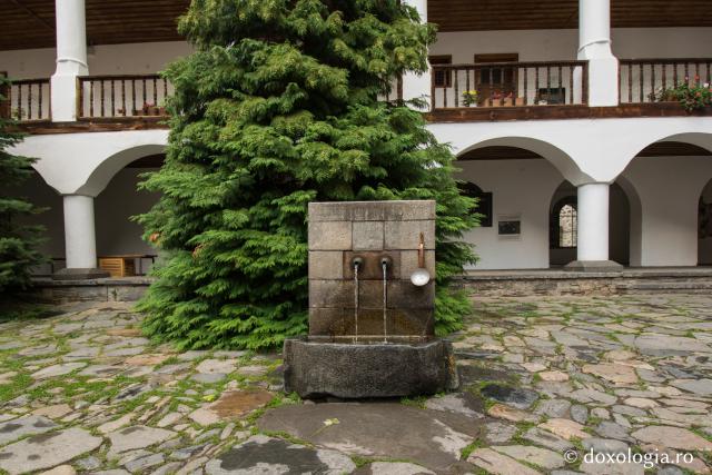 Stilul arhitectonic al mănăstirii este asemănător marilor mănăstiri athonite. / Foto: Pr. Silviu Cluci Mănăstirea Rila – Bulgaria