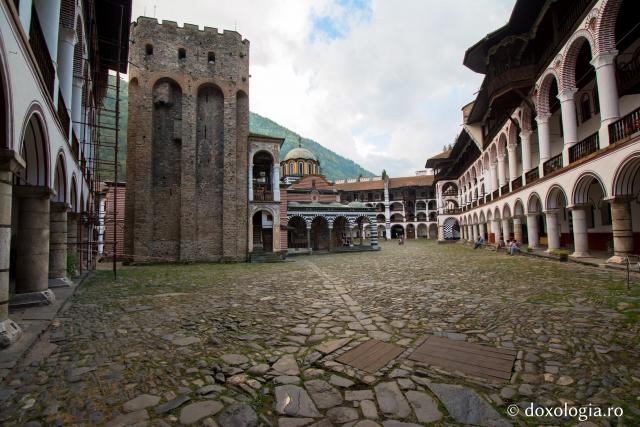 Partea rezidenţială, construită pe patru etaje, adăposteşte mai bine de 300 de chilii, patru capele, stăreţia, bucătăria, biblioteca şi unele camere de oaspeţi. / Foto: Pr. Silviu Cluci Mănăstirea Rila – Bulgaria
