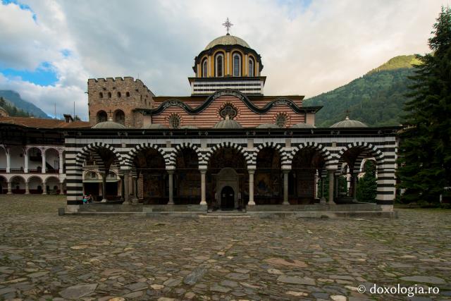 Biserica centrală a mănăstirii Rila este închinată „Naşterii Maicii Domnului” şi a fost construită între anii 1835-1837, pe amplasamentul vechii biserici. / Foto: Pr. Silviu Cluci Biserica centrală a mănăstirii Rila