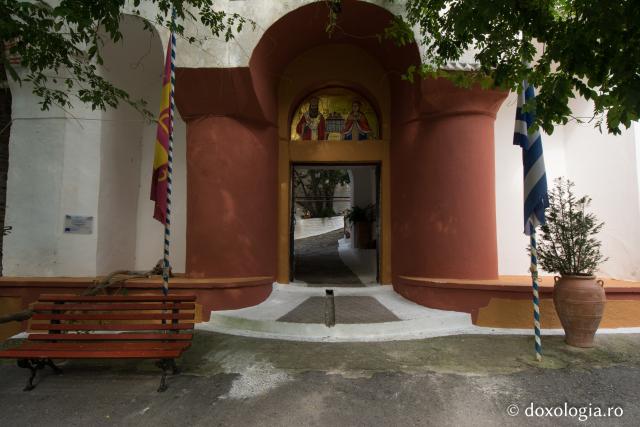 Sfânta Împărăteasă Teofana şi Sfântul Cuvios Teona - ctitorii şi ocrotitorii Mănăstirii Sfintei Anastasia Farmacolitria / Foto: Pr. Silviu Cluci Mănăstirea Sfintei Anastasia Farmacolitria – Grecia