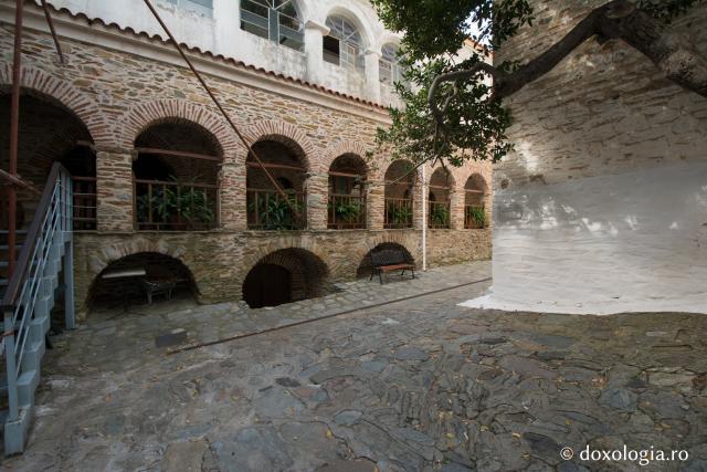 Porțiuni întregi din zidurile mănăstirii s-au păstrat în forma originală din urmă cu 11 veacuri / Foto: Pr. Silviu Cluci Mănăstirea Sfintei Anastasia Farmacolitria – Grecia