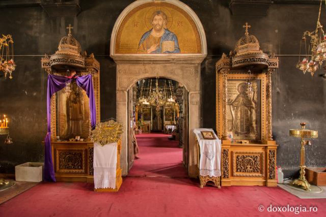 În biserica mare, în pronaos, sunt aşezate spre închinare două icoane mari ale Sfintelor Anastasia și Teofana, cunoscute ca făcătoare de minuni. Mănăstirea Sfintei Anastasia Farmacolitria – Grecia