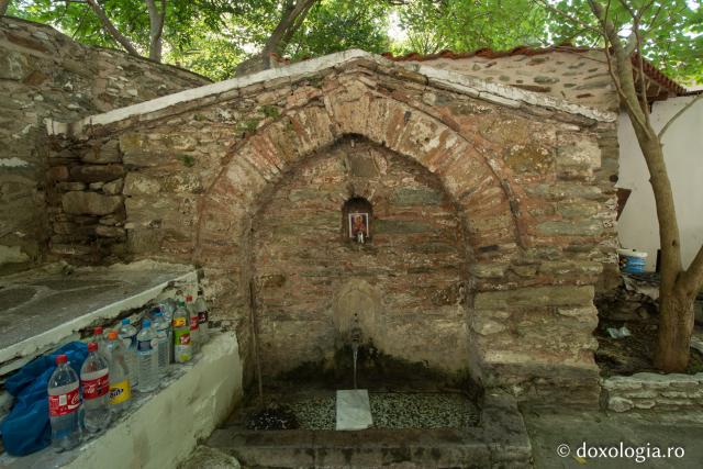 La poarta mănăstirii se află Aghiasma Sfântului Teona, un izvor de apă apărut la rugăciunea Sfântului Teona / Foto: Pr. Silviu Cluci Mănăstirea Sfintei Anastasia Farmacolitria – Grecia