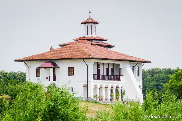 Sfânta Mănăstire de pe Ostrovul Cernicăi