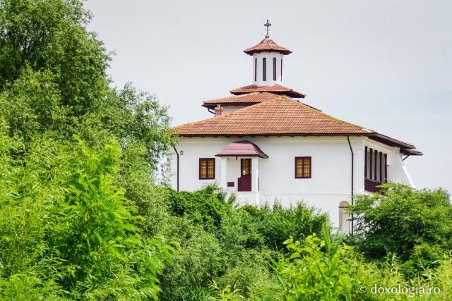 Sfânta Mănăstire de pe Ostrovul Cernicăi