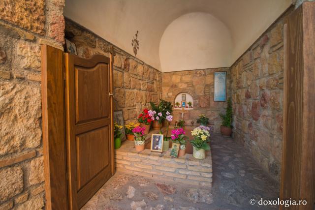 Mormântul Stareței Macaria, cea care a descoperit moaștele Sfântului Efrem cel Nou / Foto: Oana Nechifor Mormântul Stareței Macaria
