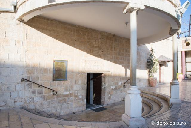 Intrarea în Biserica „Sfântul Arhanghel Gavriil” din Nazaret