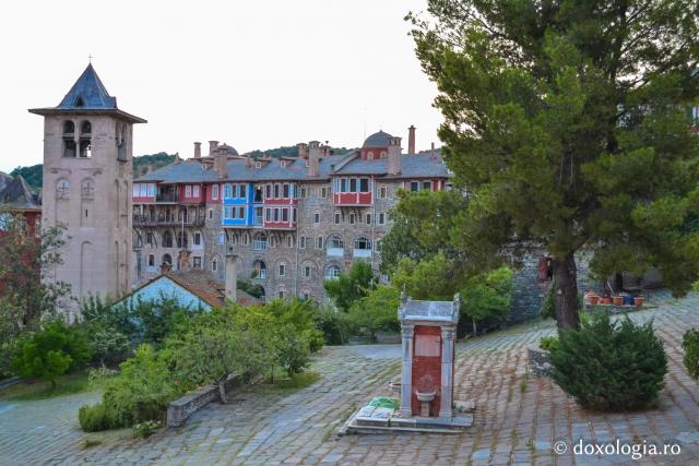 (Foto) Mănăstirea Vatoped și împrejurimile sale