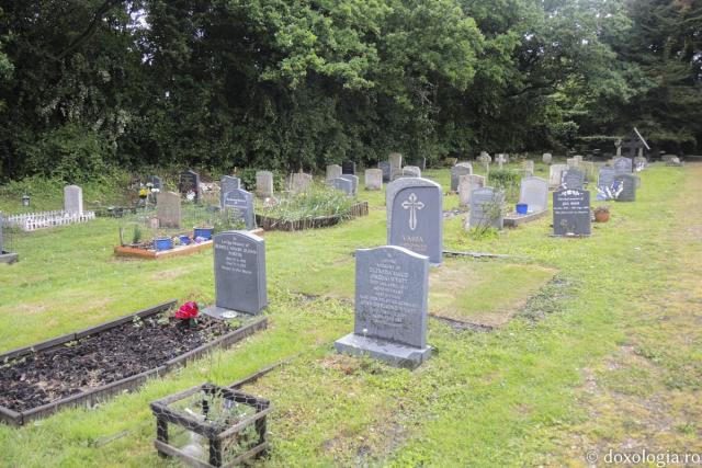 (Foto) Cimitirul de lângă Mănăstirea Essex, Anglia – mormântul mamei părintelui Rafail Noica