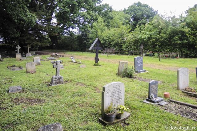 (Foto) Cimitirul de lângă Mănăstirea Essex, Anglia – mormântul mamei părintelui Rafail Noica