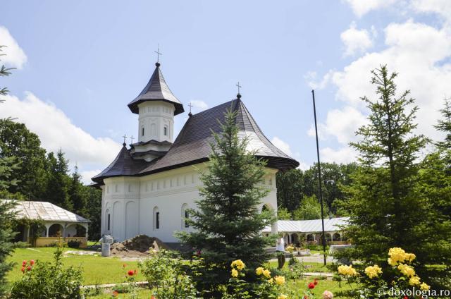 (Foto) Hramul Mănăstirii Guranda din Botoșani - Sfânta Treime - 2016