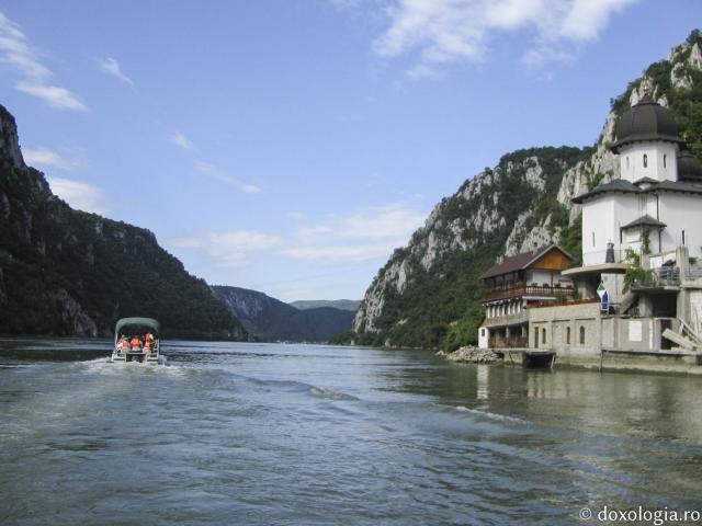 Mănăstirea Mraconia de la Cazanele Dunării – locul în care Dunărea se îngustează între munţi 
