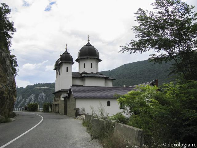 Mănăstirea Mraconia de la Cazanele Dunării – locul în care Dunărea se îngustează între munţi 