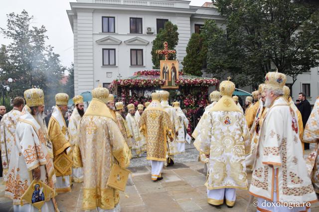 (Foto) Zi de mare sărbătoare - Sfânta Liturghie a hramului Cuvioasei Parascheva
