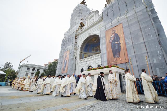(Foto) Zi de mare sărbătoare - Sfânta Liturghie a hramului Cuvioasei Parascheva