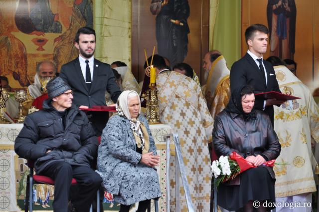 (Foto) Familii binecuvântate cu mulți copii au primit „Crucea Moldavă”