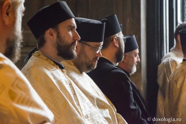 Liturghie Arhierească în aşteptarea delegaţiei din Cipru (galerie FOTO)