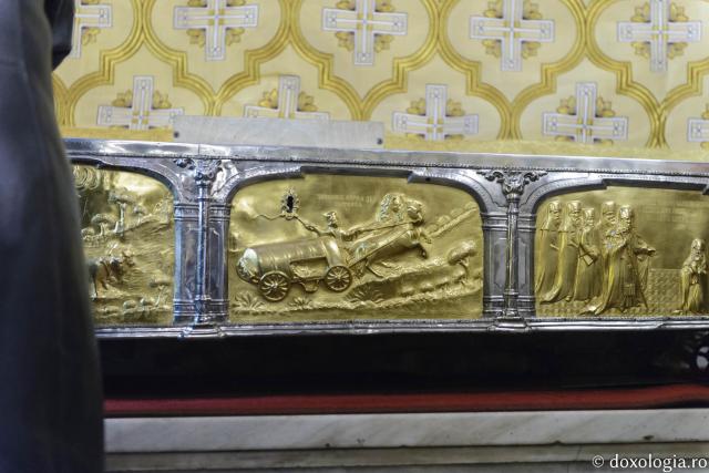 (Foto) Scenele din viața Sfântului Dimitrie cel Nou de pe racla sfintelor sale moaște