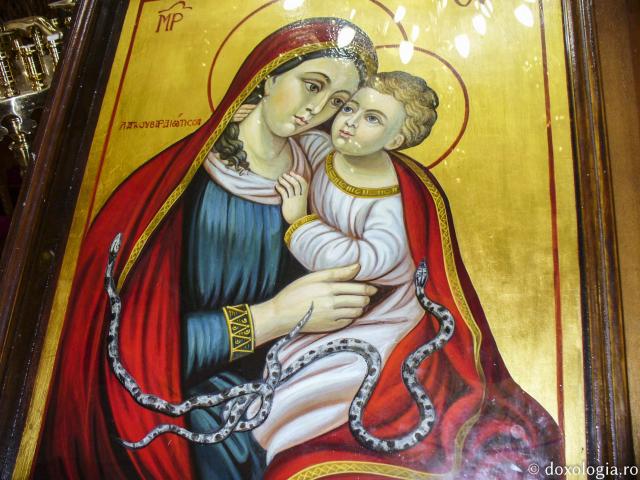 (Foto) Biserica Langouvarda din Markopoulos – locul unde se arată şerpii Maicii Domnului (Foto) Biserica Langouvarda din Markopoulos – locul unde se arată şerpii Maicii Domnului