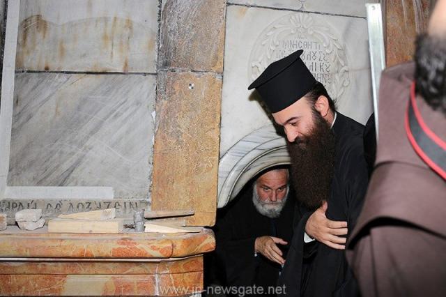 Lucrări de restaurare efectuate la Biserica Sfântului Mormânt din Ierusalim - descoperirea lespezii pe care a fost aşezat trupul Mântuitorului Iisus Hristos (galerie FOTO) Lucrări de restaurare efectuate la Biserica Sfântului Mormânt din Ierusalim - descoperirea lespezii pe care a fost aşezat trupul Mântuitorului Iisus Hristos (galerie FOTO)