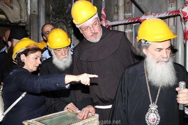 Lucrări de restaurare efectuate la Biserica Sfântului Mormânt din Ierusalim - descoperirea lespezii pe care a fost aşezat trupul Mântuitorului Iisus Hristos (galerie FOTO) Lucrări de restaurare efectuate la Biserica Sfântului Mormânt din Ierusalim - descoperirea lespezii pe care a fost aşezat trupul Mântuitorului Iisus Hristos (galerie FOTO)