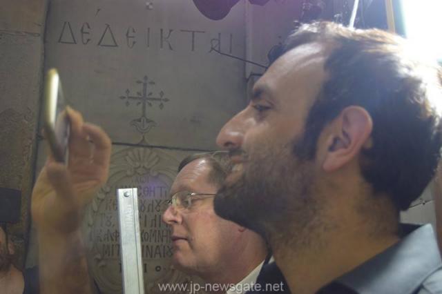 Lucrări de restaurare efectuate la Biserica Sfântului Mormânt din Ierusalim - descoperirea lespezii pe care a fost aşezat trupul Mântuitorului Iisus Hristos (galerie FOTO) Lucrări de restaurare efectuate la Biserica Sfântului Mormânt din Ierusalim - descoperirea lespezii pe care a fost aşezat trupul Mântuitorului Iisus Hristos (galerie FOTO)