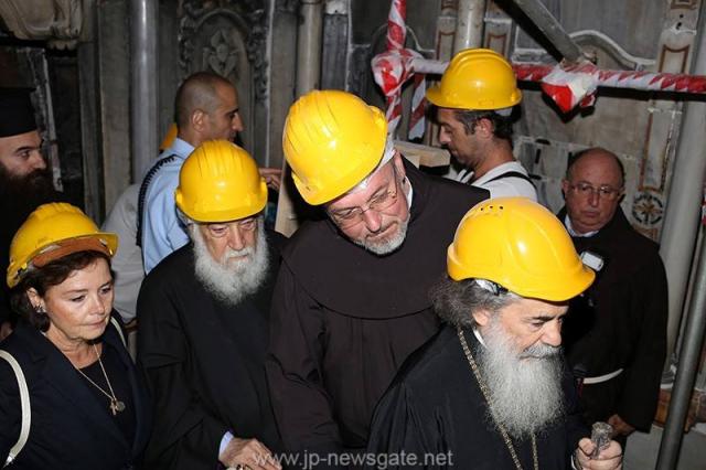 Lucrări de restaurare efectuate la Biserica Sfântului Mormânt din Ierusalim - descoperirea lespezii pe care a fost aşezat trupul Mântuitorului Iisus Hristos (galerie FOTO) Lucrări de restaurare efectuate la Biserica Sfântului Mormânt din Ierusalim - descoperirea lespezii pe care a fost aşezat trupul Mântuitorului Iisus Hristos (galerie FOTO)