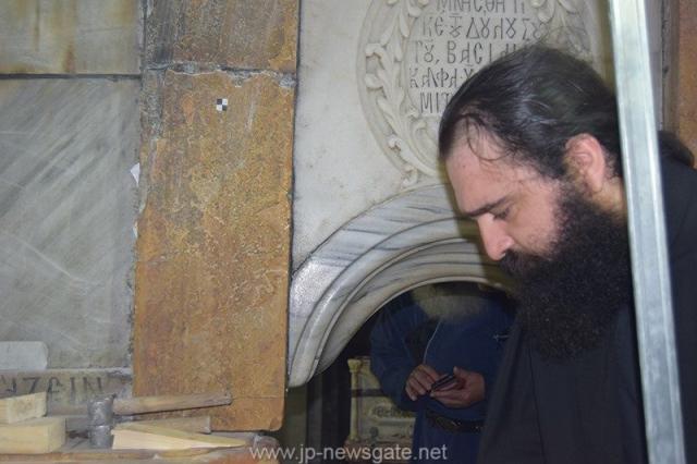 Lucrări de restaurare efectuate la Biserica Sfântului Mormânt din Ierusalim - descoperirea lespezii pe care a fost aşezat trupul Mântuitorului Iisus Hristos (galerie FOTO) Lucrări de restaurare efectuate la Biserica Sfântului Mormânt din Ierusalim - descoperirea lespezii pe care a fost aşezat trupul Mântuitorului Iisus Hristos (galerie FOTO)