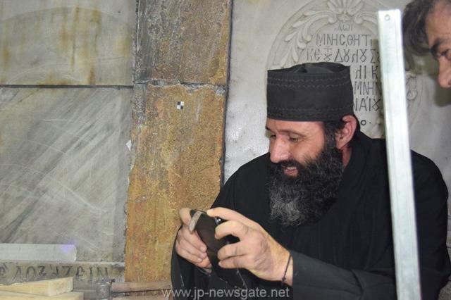 Lucrări de restaurare efectuate la Biserica Sfântului Mormânt din Ierusalim - descoperirea lespezii pe care a fost aşezat trupul Mântuitorului Iisus Hristos (galerie FOTO) Lucrări de restaurare efectuate la Biserica Sfântului Mormânt din Ierusalim - descoperirea lespezii pe care a fost aşezat trupul Mântuitorului Iisus Hristos (galerie FOTO)