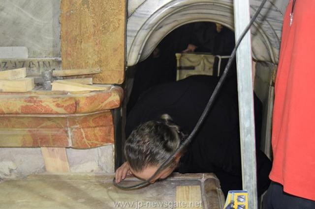 Lucrări de restaurare efectuate la Biserica Sfântului Mormânt din Ierusalim - descoperirea lespezii pe care a fost aşezat trupul Mântuitorului Iisus Hristos (galerie FOTO) Lucrări de restaurare efectuate la Biserica Sfântului Mormânt din Ierusalim - descoperirea lespezii pe care a fost aşezat trupul Mântuitorului Iisus Hristos (galerie FOTO)