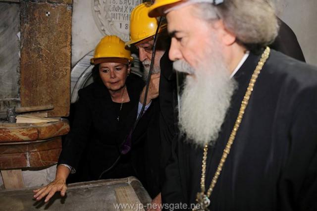 Lucrări de restaurare efectuate la Biserica Sfântului Mormânt din Ierusalim - descoperirea lespezii pe care a fost aşezat trupul Mântuitorului Iisus Hristos (galerie FOTO) Lucrări de restaurare efectuate la Biserica Sfântului Mormânt din Ierusalim - descoperirea lespezii pe care a fost aşezat trupul Mântuitorului Iisus Hristos (galerie FOTO)