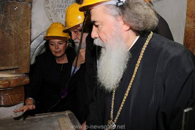 Lucrări de restaurare efectuate la Biserica Sfântului Mormânt din Ierusalim - descoperirea lespezii pe care a fost aşezat trupul Mântuitorului Iisus Hristos (galerie FOTO) Lucrări de restaurare efectuate la Biserica Sfântului Mormânt din Ierusalim - descoperirea lespezii pe care a fost aşezat trupul Mântuitorului Iisus Hristos (galerie FOTO)