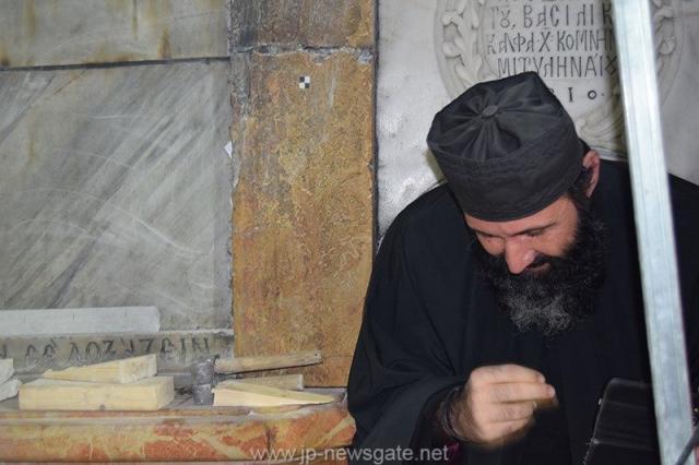 Lucrări de restaurare efectuate la Biserica Sfântului Mormânt din Ierusalim - descoperirea lespezii pe care a fost aşezat trupul Mântuitorului Iisus Hristos (galerie FOTO) Lucrări de restaurare efectuate la Biserica Sfântului Mormânt din Ierusalim - descoperirea lespezii pe care a fost aşezat trupul Mântuitorului Iisus Hristos (galerie FOTO)