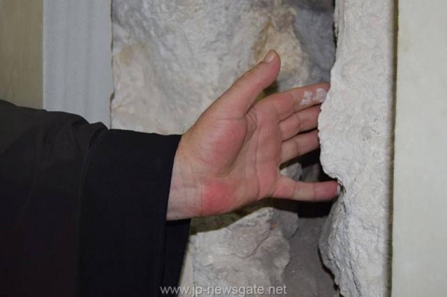 Lucrări de restaurare efectuate la Biserica Sfântului Mormânt din Ierusalim - descoperirea lespezii pe care a fost aşezat trupul Mântuitorului Iisus Hristos (galerie FOTO) Lucrări de restaurare efectuate la Biserica Sfântului Mormânt din Ierusalim - descoperirea lespezii pe care a fost aşezat trupul Mântuitorului Iisus Hristos (galerie FOTO)