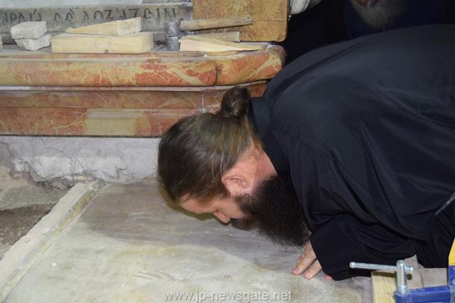 Lucrări de restaurare efectuate la Biserica Sfântului Mormânt din Ierusalim - descoperirea lespezii pe care a fost aşezat trupul Mântuitorului Iisus Hristos (galerie FOTO) Lucrări de restaurare efectuate la Biserica Sfântului Mormânt din Ierusalim - descoperirea lespezii pe care a fost aşezat trupul Mântuitorului Iisus Hristos (galerie FOTO)