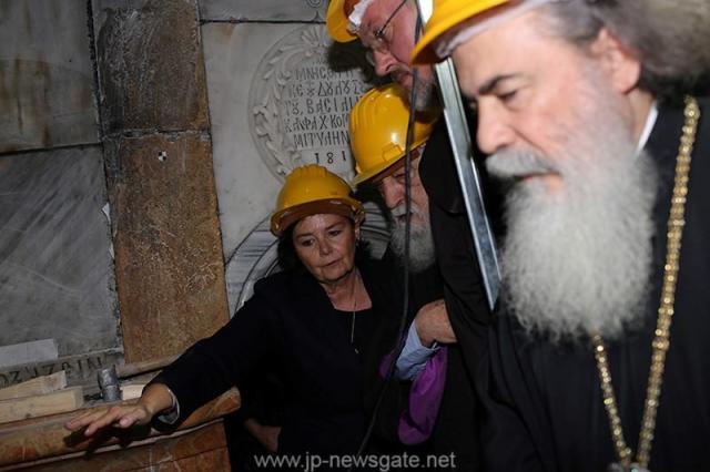 Lucrări de restaurare efectuate la Biserica Sfântului Mormânt din Ierusalim - descoperirea lespezii pe care a fost aşezat trupul Mântuitorului Iisus Hristos (galerie FOTO) Lucrări de restaurare efectuate la Biserica Sfântului Mormânt din Ierusalim - descoperirea lespezii pe care a fost aşezat trupul Mântuitorului Iisus Hristos (galerie FOTO)