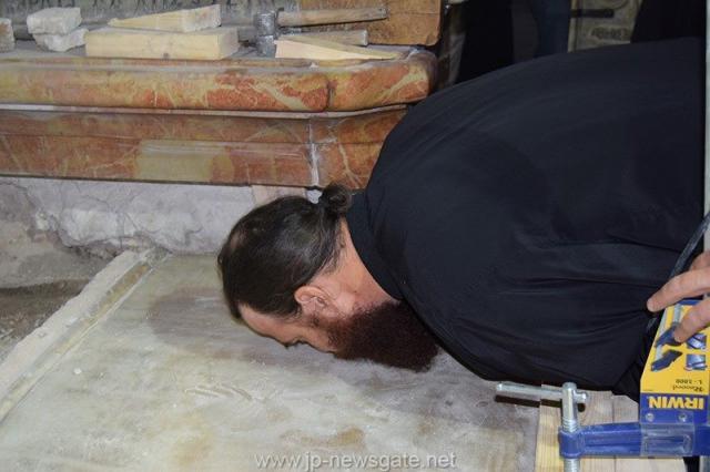 Lucrări de restaurare efectuate la Biserica Sfântului Mormânt din Ierusalim - descoperirea lespezii pe care a fost aşezat trupul Mântuitorului Iisus Hristos (galerie FOTO) Lucrări de restaurare efectuate la Biserica Sfântului Mormânt din Ierusalim - descoperirea lespezii pe care a fost aşezat trupul Mântuitorului Iisus Hristos (galerie FOTO)
