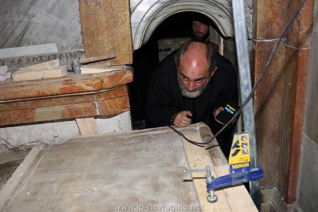 Lucrări de restaurare efectuate la Biserica Sfântului Mormânt din Ierusalim - descoperirea lespezii pe care a fost aşezat trupul Mântuitorului Iisus Hristos (galerie FOTO) Lucrări de restaurare efectuate la Biserica Sfântului Mormânt din Ierusalim - descoperirea lespezii pe care a fost aşezat trupul Mântuitorului Iisus Hristos (galerie FOTO)