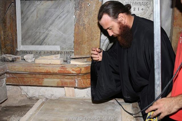 Lucrări de restaurare efectuate la Biserica Sfântului Mormânt din Ierusalim - descoperirea lespezii pe care a fost aşezat trupul Mântuitorului Iisus Hristos (galerie FOTO) Lucrări de restaurare efectuate la Biserica Sfântului Mormânt din Ierusalim - descoperirea lespezii pe care a fost aşezat trupul Mântuitorului Iisus Hristos (galerie FOTO)