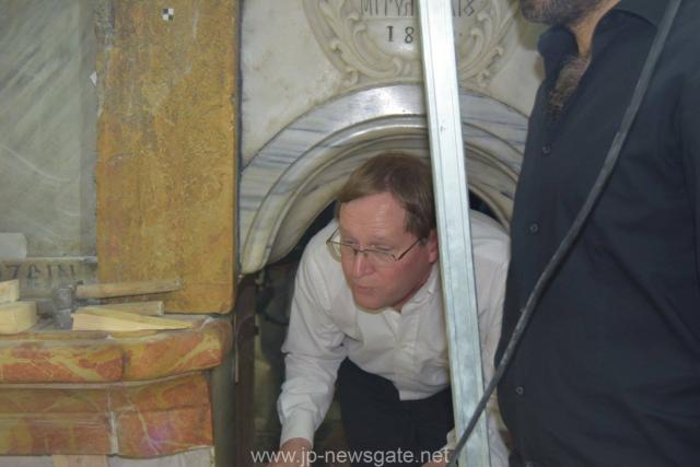 Lucrări de restaurare efectuate la Biserica Sfântului Mormânt din Ierusalim - descoperirea lespezii pe care a fost aşezat trupul Mântuitorului Iisus Hristos (galerie FOTO) Lucrări de restaurare efectuate la Biserica Sfântului Mormânt din Ierusalim - descoperirea lespezii pe care a fost aşezat trupul Mântuitorului Iisus Hristos (galerie FOTO)