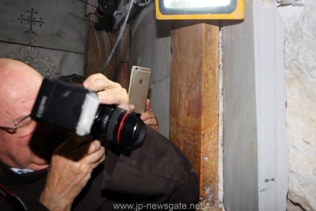 Lucrări de restaurare efectuate la Biserica Sfântului Mormânt din Ierusalim - descoperirea lespezii pe care a fost aşezat trupul Mântuitorului Iisus Hristos (galerie FOTO) Lucrări de restaurare efectuate la Biserica Sfântului Mormânt din Ierusalim - descoperirea lespezii pe care a fost aşezat trupul Mântuitorului Iisus Hristos (galerie FOTO)