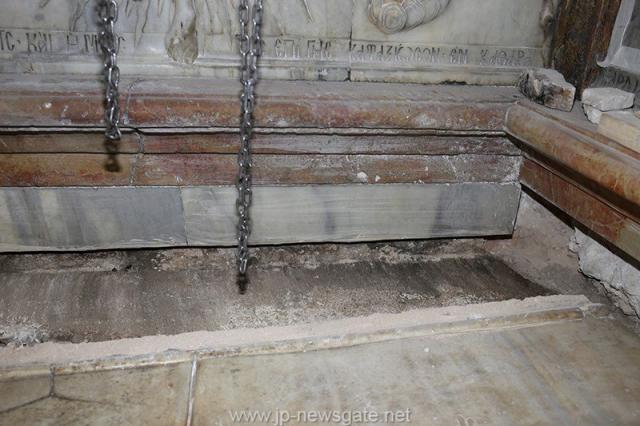 Lucrări de restaurare efectuate la Biserica Sfântului Mormânt din Ierusalim - descoperirea lespezii pe care a fost aşezat trupul Mântuitorului Iisus Hristos (galerie FOTO) Lucrări de restaurare efectuate la Biserica Sfântului Mormânt din Ierusalim - descoperirea lespezii pe care a fost aşezat trupul Mântuitorului Iisus Hristos (galerie FOTO)