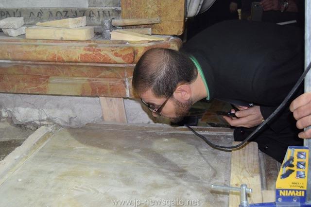 Lucrări de restaurare efectuate la Biserica Sfântului Mormânt din Ierusalim - descoperirea lespezii pe care a fost aşezat trupul Mântuitorului Iisus Hristos (galerie FOTO) Lucrări de restaurare efectuate la Biserica Sfântului Mormânt din Ierusalim - descoperirea lespezii pe care a fost aşezat trupul Mântuitorului Iisus Hristos (galerie FOTO)
